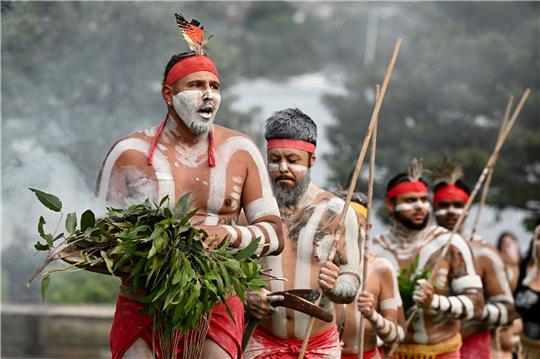 Vielerorts feiern Indigene ihre Kultur mit Tänzen und Gesängen.
