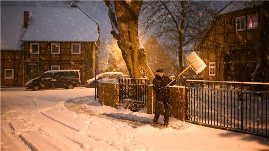 Vielerorts in Niedersachsen ist derzeit Schneeschieben angesagt.