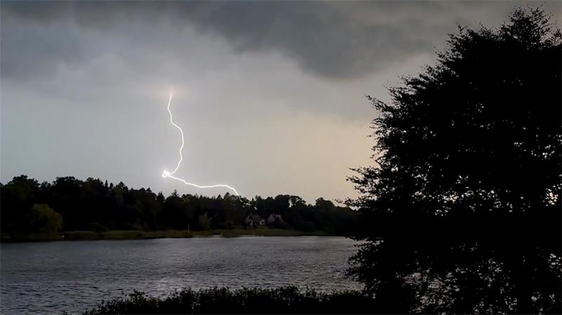 Nach der Hitze kommt Unwetter mit Starkregen Vielerorts sorgten Gewitter mit Starkregen schon am Abend für Abkühlung.