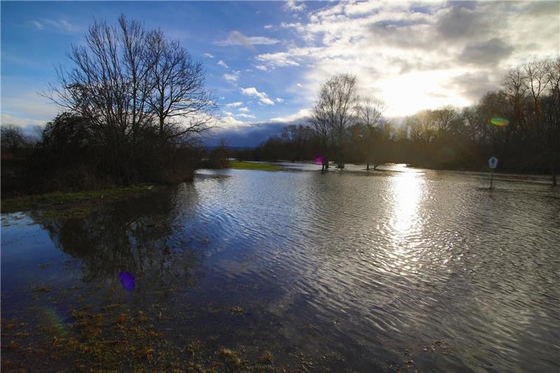Vielerorts stehen Wiesen und Landschaft steht bereits unter Wasser. Die Lage könnte sich noch einmal verschärfen. Foto: Epping