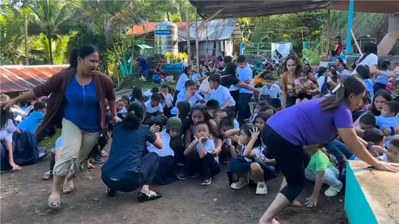 Beben auf Philippinen: Zahl der Toten und Verletzten steigt Vielerorts war es der erste Schultag auf den Philippinen.