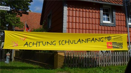 Vielerorts weisen Banner auf den Schulanfang hin. Verkehrsteilnehmer sollten besonders auf die unerfahrenen Erstklässler achten.