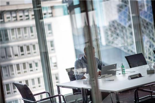 Vieles noch unklar: Personalchefs in Deutschland haben Bedenken bei der Nutzung von künstlicher Intelligenz am Arbeitsplatz.