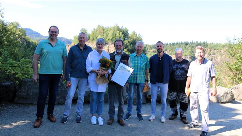 Hattrick für Wolfshagen: „Spur der Steine“ erneut ausgezeichnet Vielfache Freude aller Beteiligten herrscht am Dienstagvormittag auf dem Plateau über dem renaturierten Steinbruch. v.l. Ingo Henze, Dr. Siegfried Klingebiel, Helgrit Korsch, Rainer Hoffmeister, Jörg Klingebiel, Tobias Krumpholz, Siegfried Wielert und Burkhard Pahl.