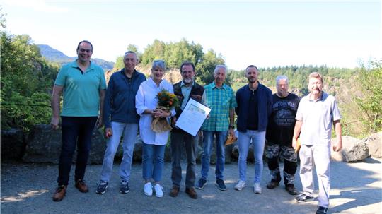 Vielfache Freude aller Beteiligten herrscht am Dienstagvormittag auf dem Plateau über dem renaturierten Steinbruch. v.l. Ingo Henze, Dr. Siegfried Klingebiel, Helgrit Korsch, Rainer Hoffmeister, Jörg Klingebiel, Tobias Krumpholz, Siegfried Wielert und Burkhard Pahl.