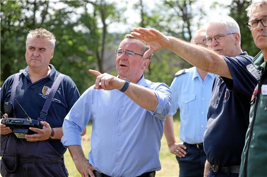 Vielfältige Aufgaben: Kreisbrandmeister Uwe Fricke (2. v. re.) erläutert Niedersachsens Innenminister Boris Pistorius (2. v. li.) im Vorjahr die große Waldbrandübung im Kellwassertal. Archivfoto: Bein