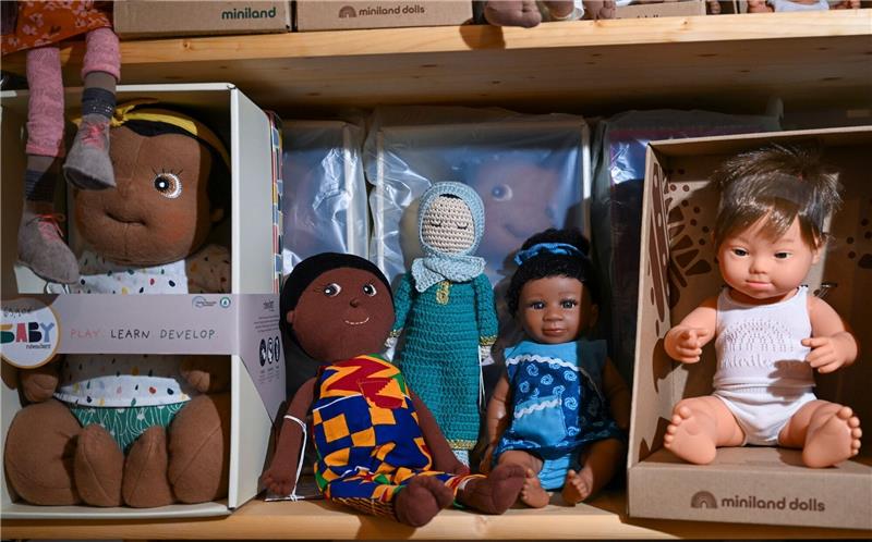 Vielfältige Puppen, unter anderem verschiedener Hautfarben, Kulturen oder auch mit Down-Syndrom gehören zum Sortiment im Shop Diversity Spielzeug in der Emser Straße in Neukölln.