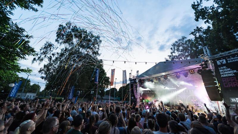 GZ-Verlosung: 1x2 Tickets für „Applaus Garten“-Konzert Vielfältiger geht es kaum: Beim Open Air „Applaus Garten“ auf dem Braunschweiger Wolters-Gelände geben sich so unterschiedliche Künstler wie Alexander Marcus, Oomph!, Mine, Die Schröders, Blumengarten, Nura, The Hu, Giovanni Zarrella, Ennio, Apsilon und noch einige mehr die Klinke in die Hand.