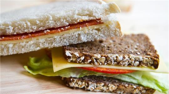 Vielfalt bei belegtem Brot: zwischen Vollkornbrot mit Käse und Salat und Toast mit Wurst und Käse. (Symbolbild)