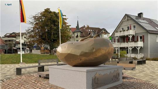 Das Foto zeigt eine riesige goldene Kartoffel auf dem Platz Neue Mitte in Braunlage.