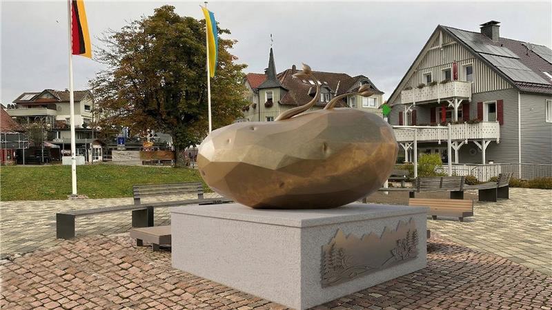 Das Foto zeigt eine riesige goldene Kartoffel auf dem Platz Neue Mitte in Braunlage.