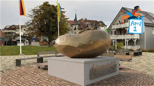 Das Foto zeigt eine riesige goldene Kartoffel auf dem Platz Neue Mitte in Braunlage.