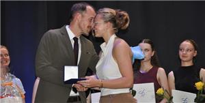 Die Hahndorferin Amalia Saupe trainiert ein Mädchenteam in Afrika Vielseitig talentiert und engagiert: Sportlehrer Markus Handke ehrt Amalia Saupe bei der CvD-Abiturentlassfeier mit dem Pierre-de-Coubertin-Preis.