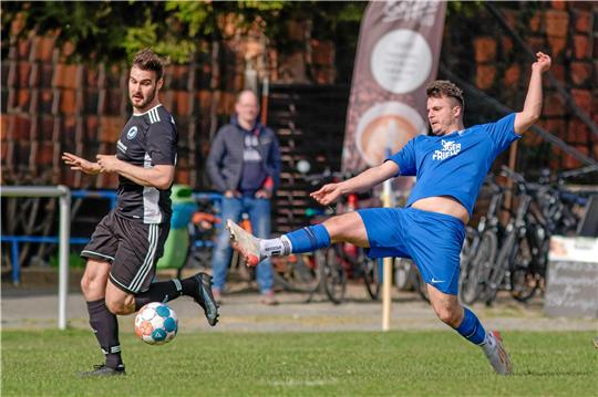 Vienenburgs Arton Preteni macht sich ganz lang, um dem Immenröder Dan-Joel Schrader den Ball abzujagen. Am Ende heißt es 0:0 im Radaustadion. Foto: Drechsler