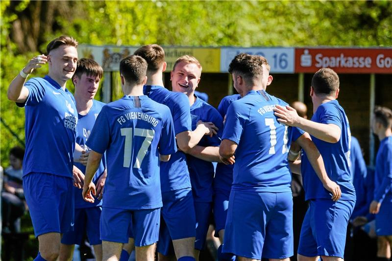 Mit viel Dampf in das Endspiel Vienenburgs Felix Ebeling (Mitte) feiert nach seinem schönen Treffer zum 1:0 mit dem Team. Am Ende jubelt Vienenburg viermal und gewinnt gegen Kissenbrück. Foto: Drechsler