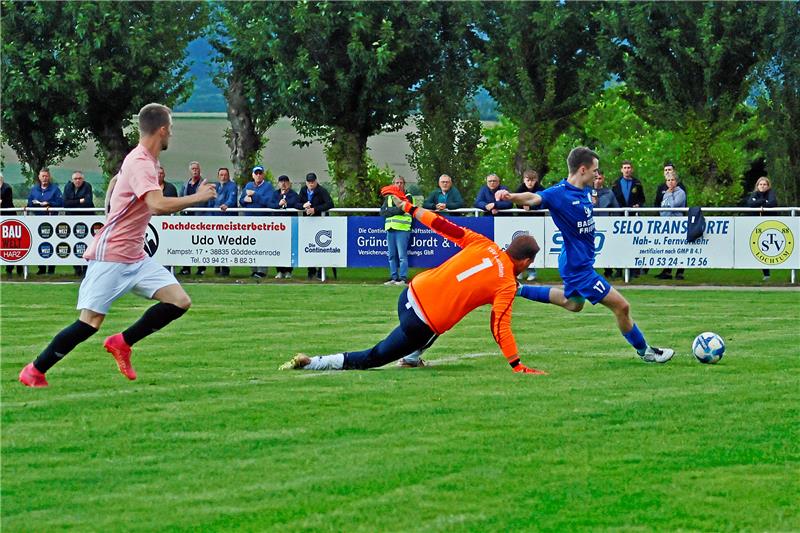 Die FG Vienenburg bleibt im Aufstiegsrennen Vienenburgs Justin-Niclas Rimbach umkurvt Lochtums Torhüter Hans Errens und schiebt den Ball kurz vor der Pause zum zwischenzeitlichen 1:1 in das Tor. Foto: Epping