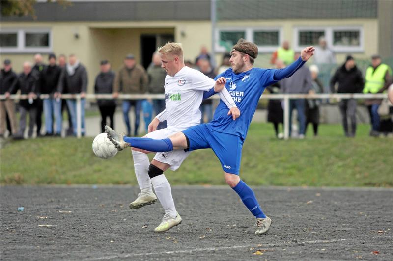 Bredelem/Astfeld kommt nach 1:3-Rückstand zurück Vienenburgs Nico Simon (r.) und Philip Bertram von der SG Bredelem/Astfeld liefern sich in dieser Szene einen Zweikampf mit Haken und Ösen. Foto: Gietemann