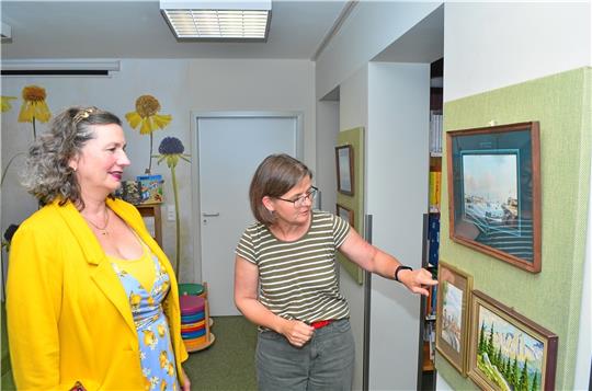 Vier Ausstellungen wie die von Sylvia Wiedemann (links) hat Leiterin Imke Koch 2022 in der Stadt- und Schulbücherei Braunlage veranstaltet. Archivfoto: Fricke