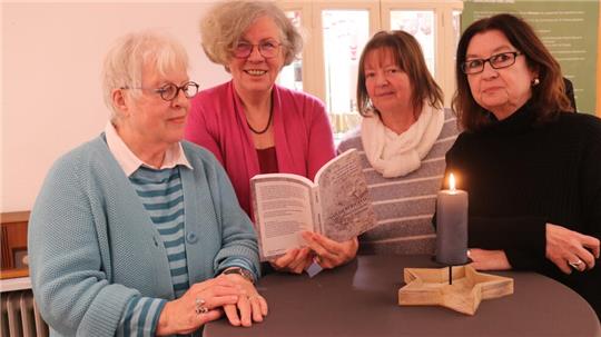 Vier Autorinnen stellen ein Buch vor: Rosita Busch (von links), Renate Riehemann, Petra Horn und Claudia Dietrich lesen im Hahnenkleer Museum aus ihrer Vereinsanthologie "Still lacht die Zeit".