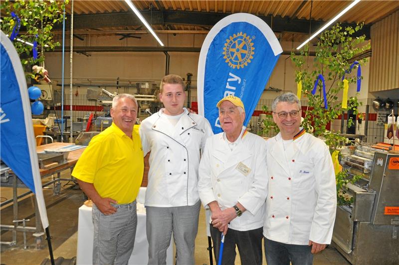 Es muss nicht immer Abi sein Vier Bäckermeister aus drei Generationen (Bild oben): Jürgen Braun (li.), sein Bruder Peter Braun (re.) und deren Vater Ernst Braun freuen sich mit Preisträger Tobias Rinn. Das Rotary-Duo Dr. Wolfgang Simon (li.) und Bernd Giesel (re.) nimmt Rinn in seine Mitte und überreicht dem jüngsten Bäckermeister Niedersachsens den insgesamt 24. Förderpreis – erst der vierte für einen Handwerker. Fotos: Heine