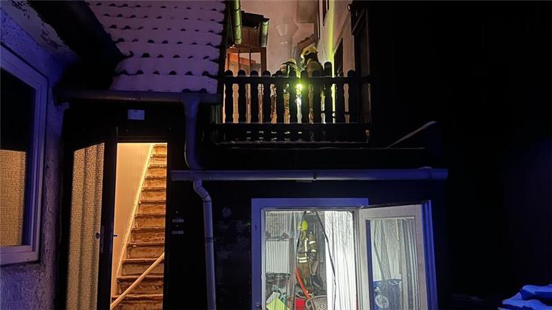 Vier Bewohner und eine Katze wurden aus dem Haus gerettet.