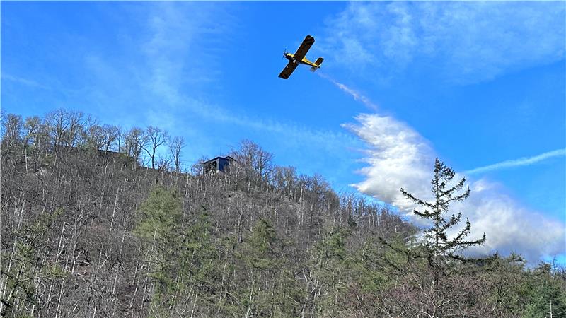 Nach Harzburger Burgbergbrand: Polizei schnappt zwei Jugendliche Vier Einsätze fliegt das Löschflugzeug „Hexe 1“ Ende vergangener Woche. Allein das dürfte einige Tausend Euro kosten.