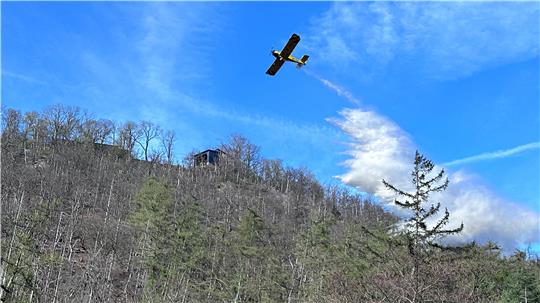 Vier Einsätze fliegt das Löschflugzeug „Hexe 1“ Ende vergangener Woche. Allein das dürfte einige Tausend Euro kosten.