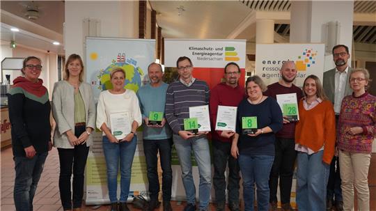 Zu sehen sind Beteiligte der Aktion "Grüne Hausnummer" und Bauherren, die mit der Ehrung gewürdigt wurden.