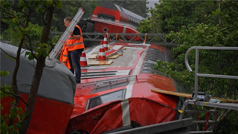 Vier Frauen sowie ein 13-Jähriger starben bei dem Unfall. (Archivbild) 