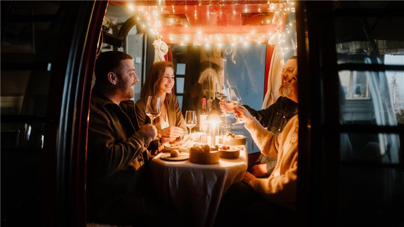 Vier Gäste sollen bequem bei dem Gala-Menü in der Gondel der Wumbergseilbahn sitzen können.