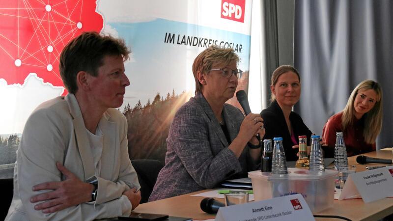 Vier Genossinnen beim jüngsten Wahlkampfeinsatz (v.l.): Vor der Europa-Abstimmung diskutieren Ende März Harz-Chefin Annett Eine, die Bundestagsabgeordnete Frauke Heiligenstadt, Europaministerin Wiebke Osigus und Spitzenkandidatin Manon Luther auf den Goslarschen Höfen.