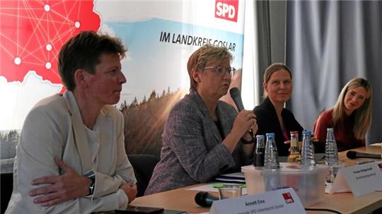 Vier Genossinnen beim jüngsten Wahlkampfeinsatz (v.l.): Vor der Europa-Abstimmung diskutieren Ende März Harz-Chefin Annett Eine, die Bundestagsabgeordnete Frauke Heiligenstadt, Europaministerin Wiebke Osigus und Spitzenkandidatin Manon Luther auf den Goslarschen Höfen.