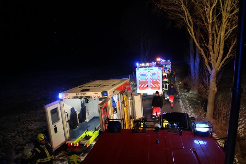 Vier Krankenwagen transportieren die Schwerverletzten in umliegende Kliniken. Foto: Freiwillige Feuerwehr Gieboldehausen