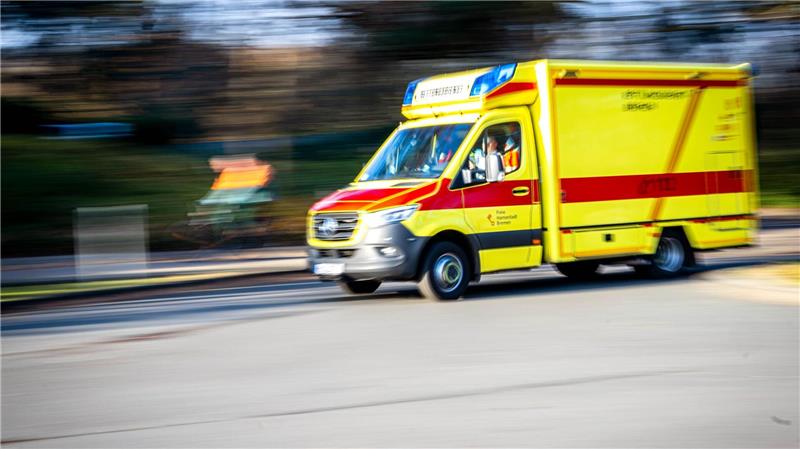 Vier Menschen mussten laut Polizei zur Behandlung ins Krankenhaus. (Symbolbild)