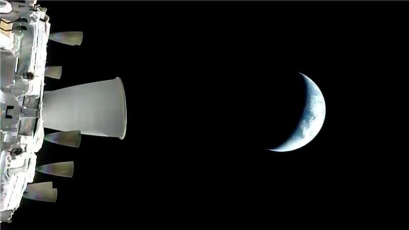 Vier Menschen sind mit „Orion“ auf dem Weg in Richtung Mond. 