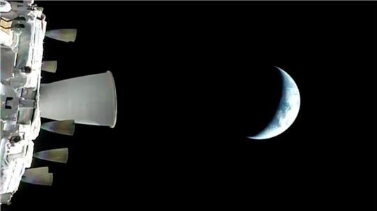 Vier Menschen sind mit „Orion“ auf dem Weg in Richtung Mond. 