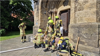 Vier Ortsfeuerwehren kommen für die Übung an der Kirche zusammen.