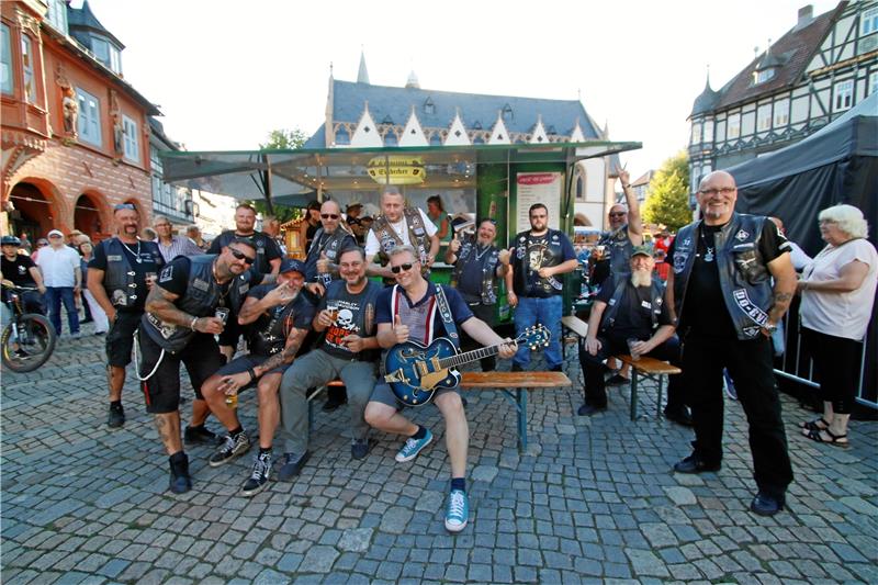 Brütende Hitze zum Start des Goslarer Altstadtfests Vier Ruhrpott-Motorradclubs haben einen Ausflug nach Goslar gemacht. Der Gitarrist der Band „The Sinners“ geht vor der Marktplatz-Bühne auf Tuchfühlung. Foto: Epping