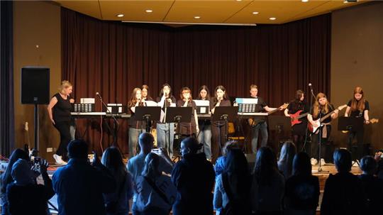 Vier Schülerbands spielen im AGG-Forum.