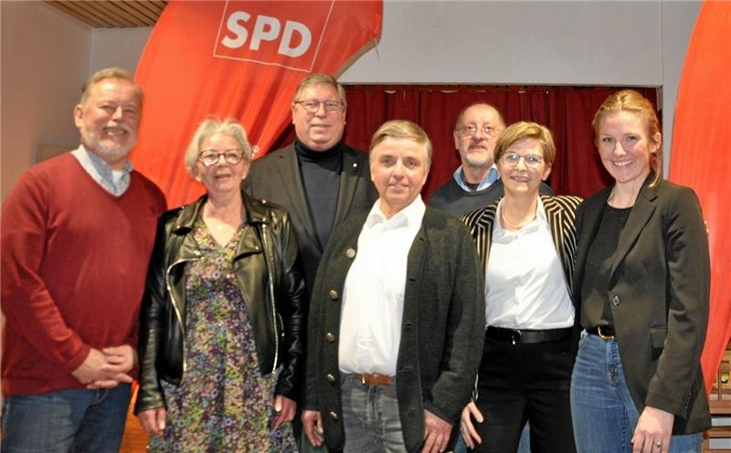 Goslarer Genossen wechseln ihre Führungsriege aus Vier Stellvertreter plus drei (oben von links): Den neuen Vorstand der Goslarer SPD bilden Hans-Joachim Bienert, Christina Alberti-Mikhael, Burkhard Siebert, Vorsitzender Ralf Domroes, Kassierer Dr. Edwin Kapaun, Schriftführerin Elke Brummer und Donata Prietz. Foto: Heine