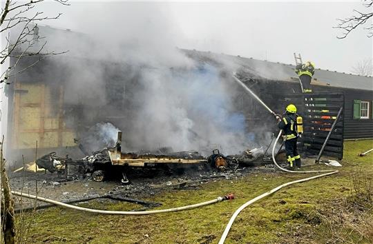 Vier Stunden dauern am Sonntag die Löscharbeiten in Torfhaus an. Die Polizei hat die Ermittlungen zur Brandursache abgeschlossen: ein technischer Defekt im Wohnwagen. Der ist zuerst ausgebrannt, dann sind die Flammen auf die „Engländer-Hütte“ übergegriffen. Foto: Kreisfeuerwehr