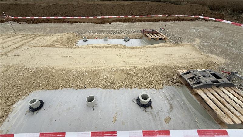 Vier Zisternen für jeweils 100 Kubikmeter Löschwasser sind im Boden versenkt.
