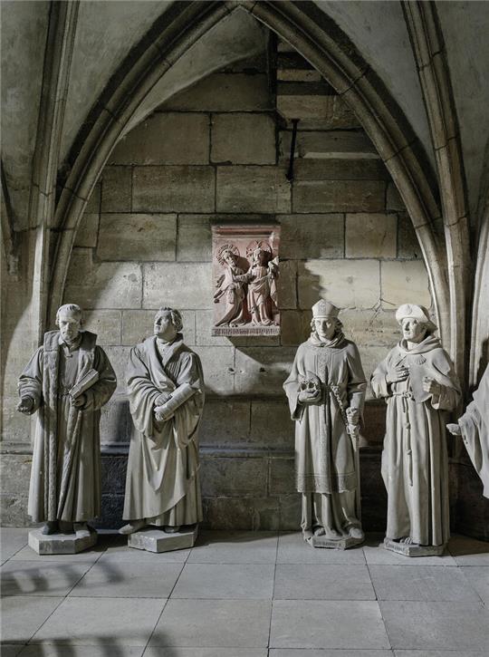Zu sehen sind vier historische Sandsteinfiguren, die zum Dom in Halberstadt gehören.