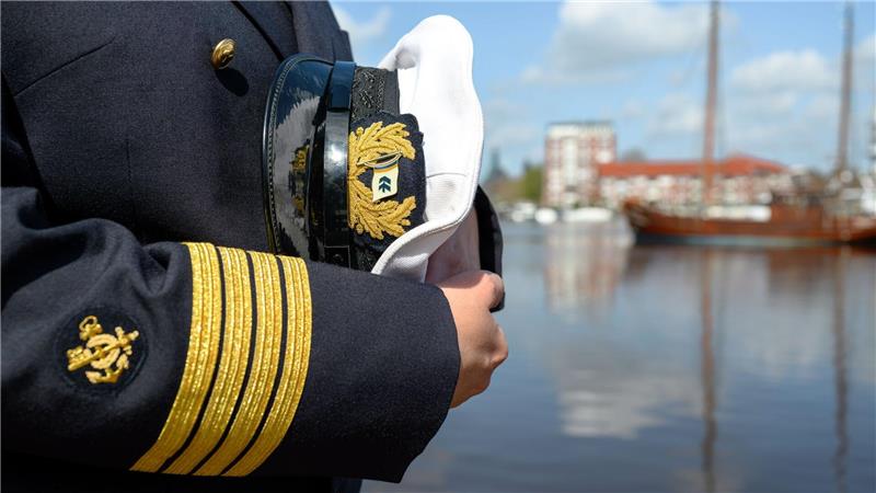 Taalke Middents steuert Containerschiffe um die halbe Welt Vier goldene Streifen an der Uniform zeigen an: Taalke Middents ist Kapitänin.