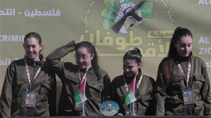 Vier israelische Geiseln (v.l.), Naama Levy, Liri Albag, Daniella Gilboa und Karina Ariev, stehen am Samstag, 25. Januar, auf einer Bühne, bevor sie einem Team des Roten Kreuzes in Gaza-Stadt übergeben werden.