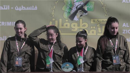 Vier israelische Geiseln (v.l.), Naama Levy, Liri Albag, Daniella Gilboa und Karina Ariev, stehen am Samstag, 25. Januar, auf einer Bühne, bevor sie einem Team des Roten Kreuzes in Gaza-Stadt übergeben werden.