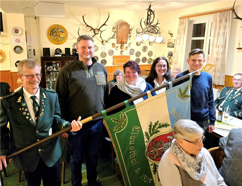 Clausthaler planen wieder ihr Schützenfest Vier neue Mitglieder werden eingeschworen, Schatzmeister Klaus Finke hält die Fahne. Foto: Weiss