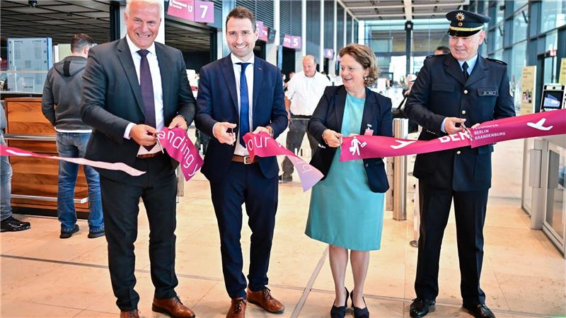 Umrüstung der Sicherheitskontrollen am BER geht voran Vier neue Scanner wurden am BER eingeweiht. Sie machen die Abfertigung von Passagieren deutlich leichter.