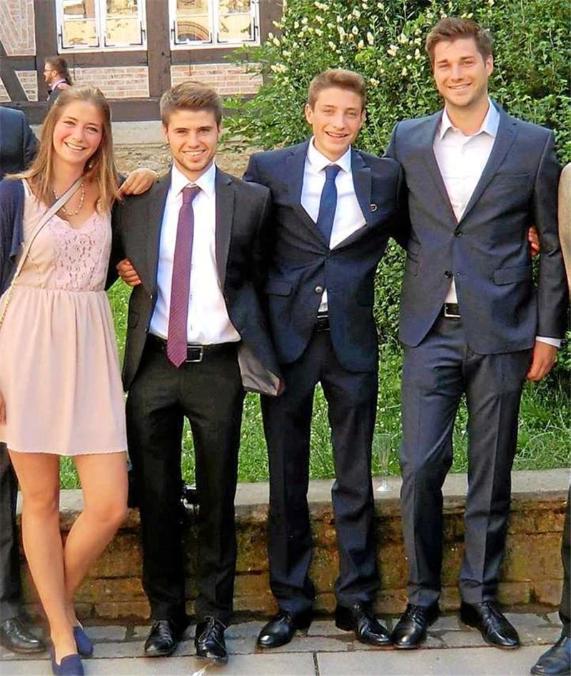 Viermal Behr (v.li.): Luisa (2012), Raffael (2011), Frederik mit dem aktuellen Traum-Abschluss sowie Niklas (2010) haben ihr RG-Abitur. Foto: Privat