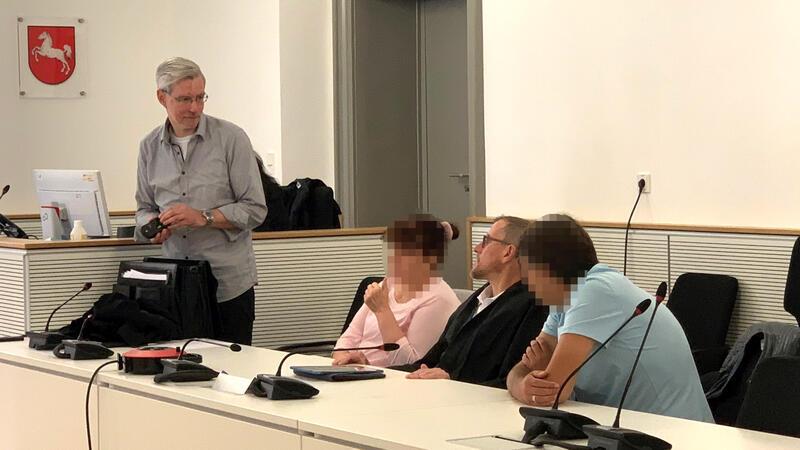 „Brachial absurd“: Psychologin über Aussagen des angeblichen Opfers Vierter Verhandlungstag vor dem Landgericht Braunschweig im neu aufgerollten Missbrauchsverfahren gegen zwei Eltern aus Goslar: Die beiden Angeklagten mit ihren Verteidigern.